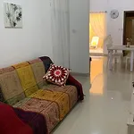 A Lovely Ground Floor Apartment, 15 Minutes By Car From The Airport And 2 Minutes Walk To The Beach. 公寓 *
