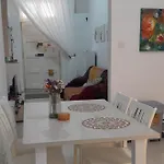 公寓 A Lovely Ground Floor Apartment, 15 Minutes By Car From The Airport And 2 Minutes Walk To The Beach. *