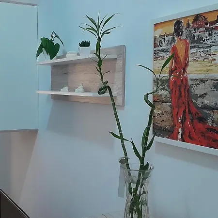 A Lovely Ground Floor Apartment, 15 Minutes By Car From The Airport And 2 Minutes Walk To The Beach. *