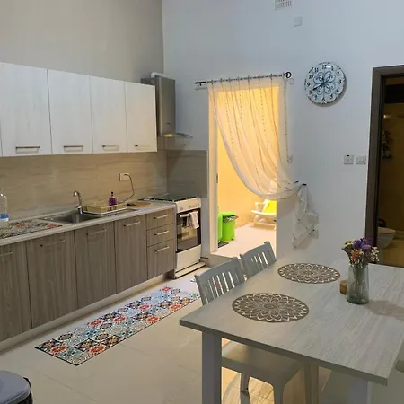 Apartament A Lovely Ground Floor Apartment, 15 Minutes By Car From The Airport And 2 Minutes Walk To The Beach. Birżebbuġa