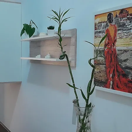 A Lovely Ground Floor Apartment, 15 Minutes By Car From The Airport And 2 Minutes Walk To The Beach. 公寓