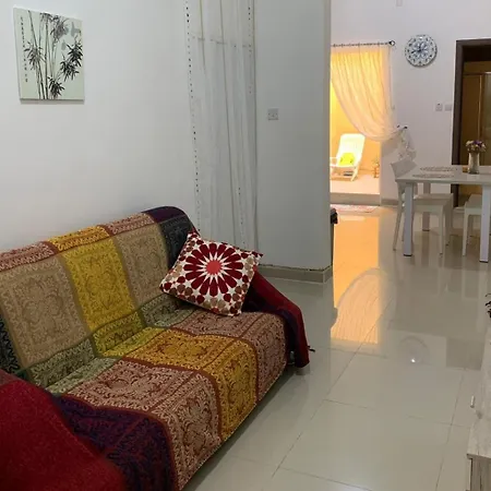 A Lovely Ground Floor Apartment, 15 Minutes By Car From The Airport And 2 Minutes Walk To The Beach. Апартаменты *