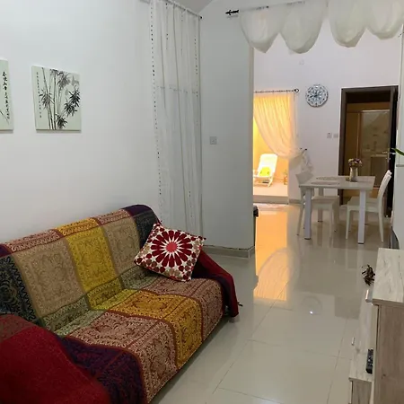 A Lovely Ground Floor Apartment, 15 Minutes By Car From The Airport And 2 Minutes Walk To The Beach. Birżebbuġa