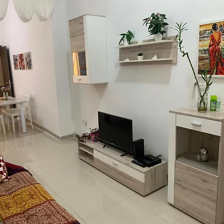 A Lovely Ground Floor Apartment, 15 Minutes By Car From The Airport And 2 Minutes Walk To The Beach. * Бирзеббуджа