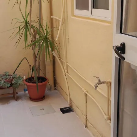 A Lovely Ground Floor Apartment, 15 Minutes By Car From The Airport And 2 Minutes Walk To The Beach. *