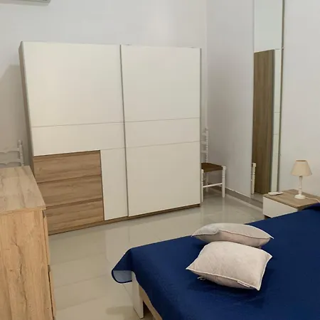 A Lovely Ground Floor Apartment, 15 Minutes By Car From The Airport And 2 Minutes Walk To The Beach. *