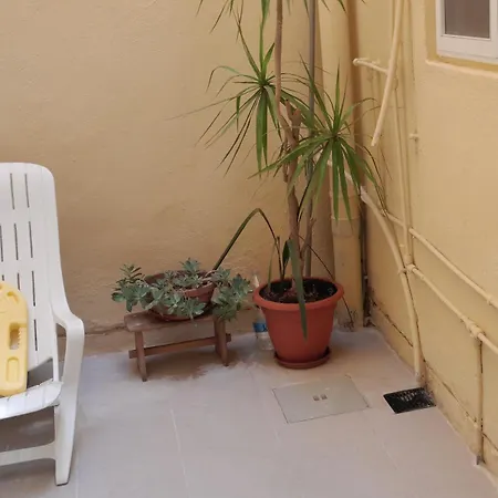 Apartmán A Lovely Ground Floor Apartment, 15 Minutes By Car From The Airport And 2 Minutes Walk To The Beach.