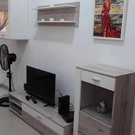 A Lovely Ground Floor Apartment, 15 Minutes By Car From The Airport And 2 Minutes Walk To The Beach. דירה *