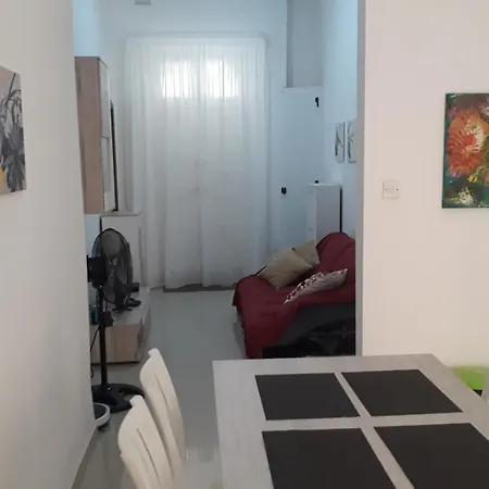 A Lovely Ground Floor Apartment, 15 Minutes By Car From The Airport And 2 Minutes Walk To The Beach.