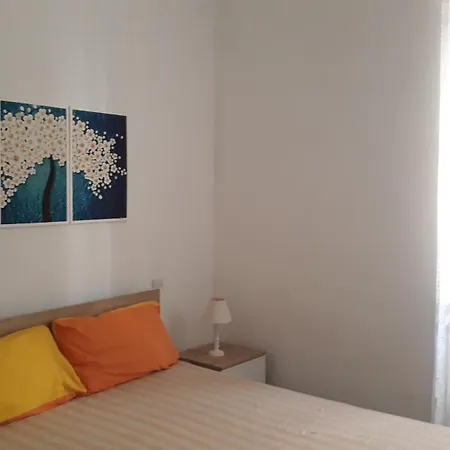 A Lovely Ground Floor Apartment, 15 Minutes By Car From The Airport And 2 Minutes Walk To The Beach. Апартаменты Бирзеббуджа