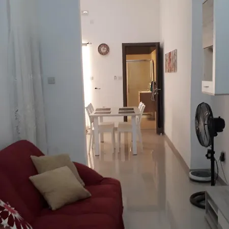 Apartmán A Lovely Ground Floor Apartment, 15 Minutes By Car From The Airport And 2 Minutes Walk To The Beach.