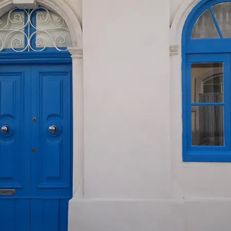 A Lovely Ground Floor Apartment, 15 Minutes By Car From The Airport And 2 Minutes Walk To The Beach.