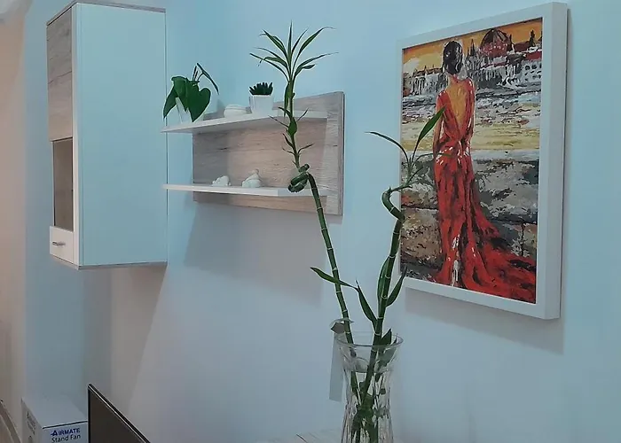 A Lovely Ground Floor Apartment, 15 Minutes By Car From The Airport And 2 Minutes Walk To The Beach. *