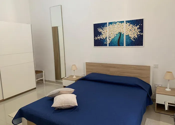 A Lovely Ground Floor Apartment, 15 Minutes By Car From The Airport And 2 Minutes Walk To The Beach. * Birzebbuga