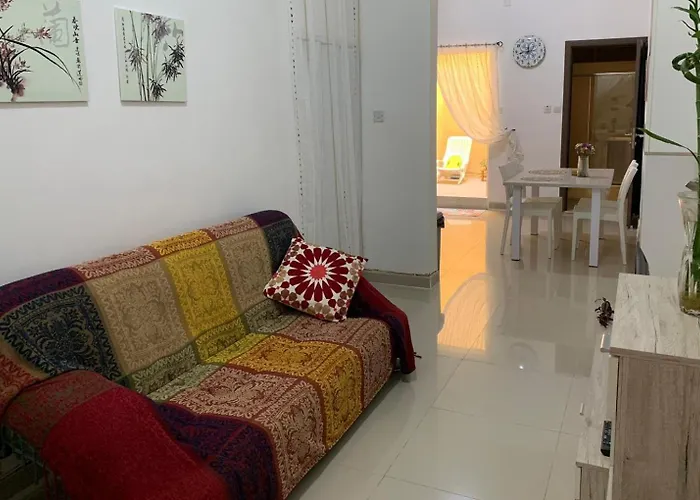 A Lovely Ground Floor Apartment, 15 Minutes By Car From The Airport And 2 Minutes Walk To The Beach. דירה *