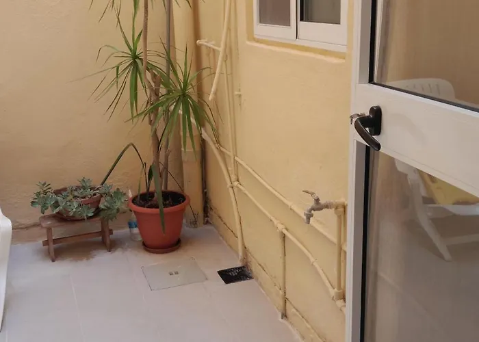 A Lovely Ground Floor Apartment, 15 Minutes By Car From The Airport And 2 Minutes Walk To The Beach. *