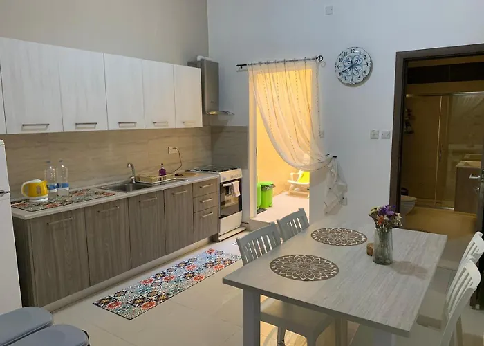 דירה A Lovely Ground Floor Apartment, 15 Minutes By Car From The Airport And 2 Minutes Walk To The Beach. Birżebbuġa