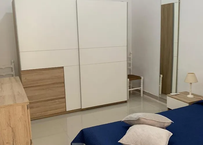 A Lovely Ground Floor Apartment, 15 Minutes By Car From The Airport And 2 Minutes Walk To The Beach. *