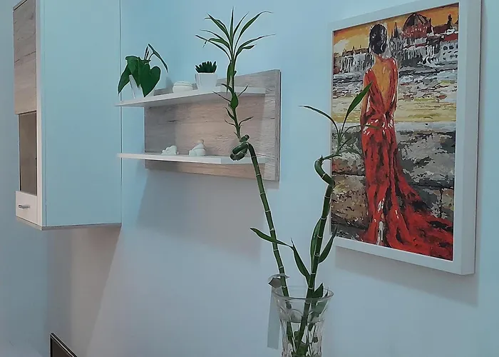 A Lovely Ground Floor Apartment, 15 Minutes By Car From The Airport And 2 Minutes Walk To The Beach. דירה