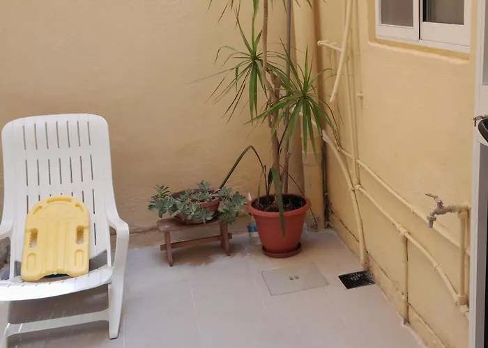 דירה A Lovely Ground Floor Apartment, 15 Minutes By Car From The Airport And 2 Minutes Walk To The Beach.