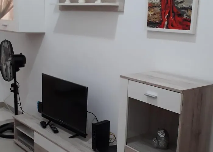 A Lovely Ground Floor Apartment, 15 Minutes By Car From The Airport And 2 Minutes Walk To The Beach. דירה *