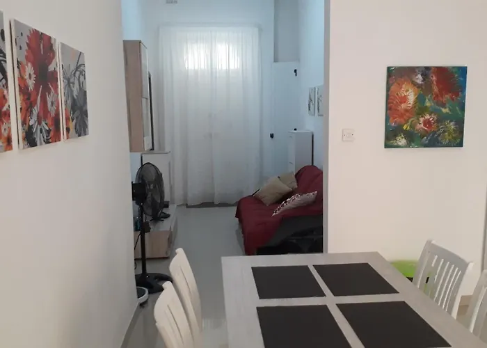 A Lovely Ground Floor Apartment, 15 Minutes By Car From The Airport And 2 Minutes Walk To The Beach.