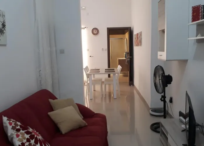 דירה A Lovely Ground Floor Apartment, 15 Minutes By Car From The Airport And 2 Minutes Walk To The Beach.