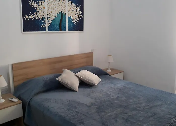 A Lovely Ground Floor Apartment, 15 Minutes By Car From The Airport And 2 Minutes Walk To The Beach. דירה Birżebbuġa